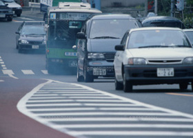 自動車の排気ガスイメージ